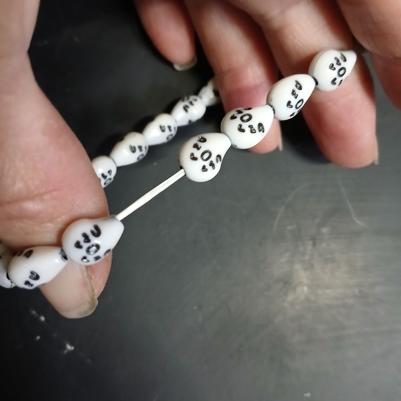 White and black plastic corn beads beaded stretch bracelet - Picture 3 of 3